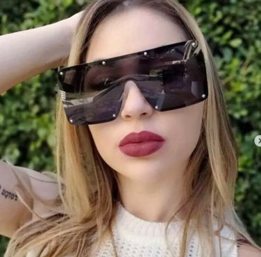 WOMEN OVER SIZED SUNGLASSES