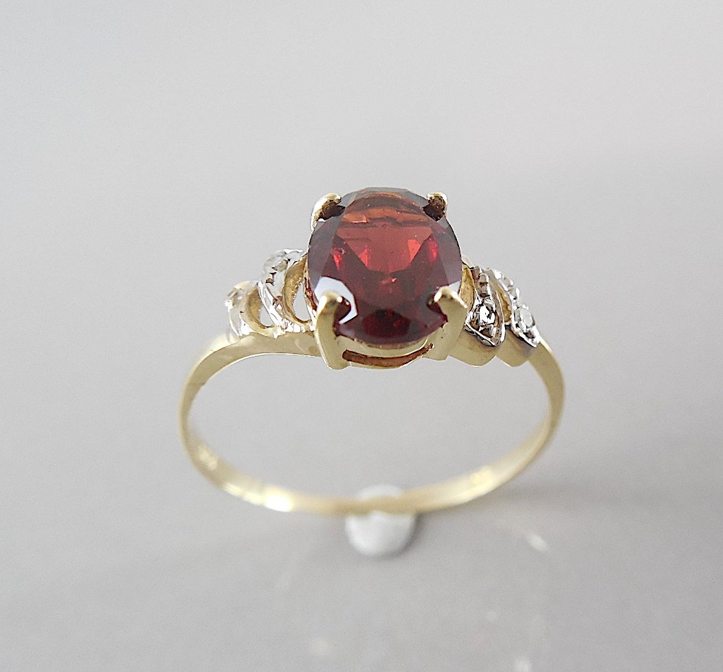 OVAL GARNET & DIAMOND 9K GOLD RING