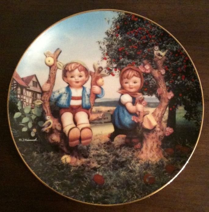 MJ Hummel "Apple Tree Boy & Girl" Collector Plate Little Companions Plate #M902