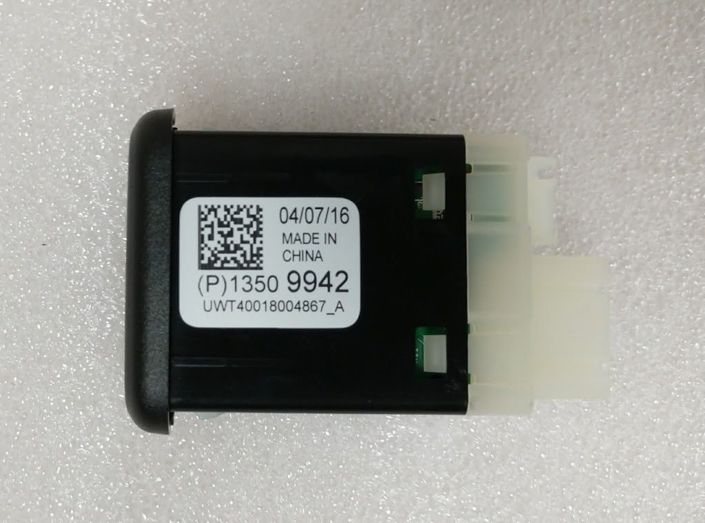 CTS Camaro USB & Aux Input plug module for center console. OEM. New!!