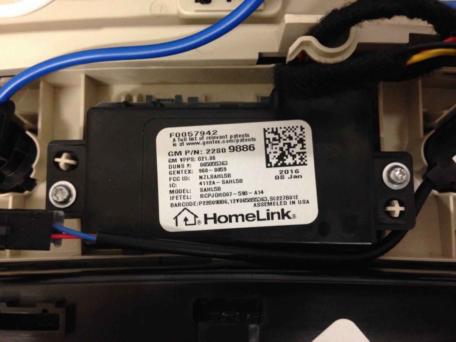 XT5 overhead console. HomeLink Garage Door Opener, Sunroof. Light Wheat