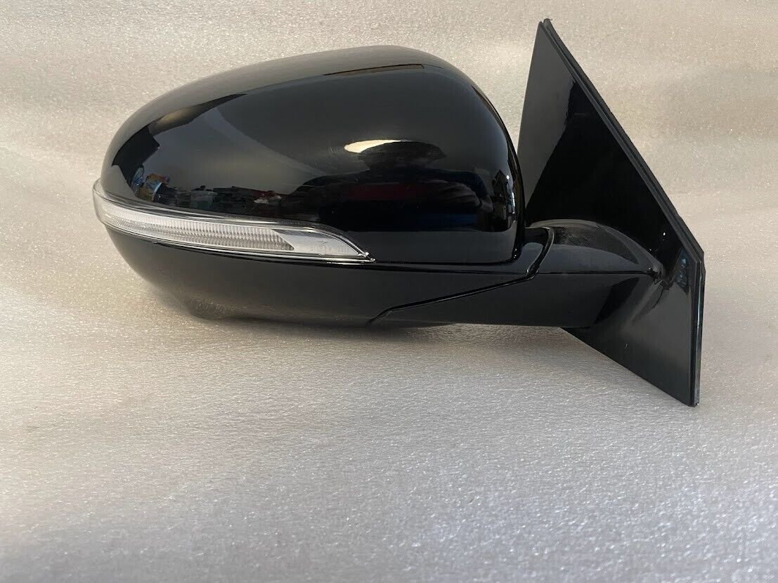 Black RH passenger side door mirror w/ BSM + camera. OEM for 2016-20 Kia Sorento