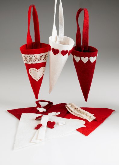 THREE FELT CONESHAPE HANGERS FOR X'MAS (20CM)