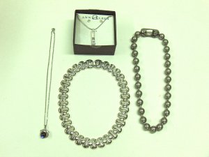 MIXED LOT O: 5 pieces - Pierced Earrings & Necklaces, silver tone