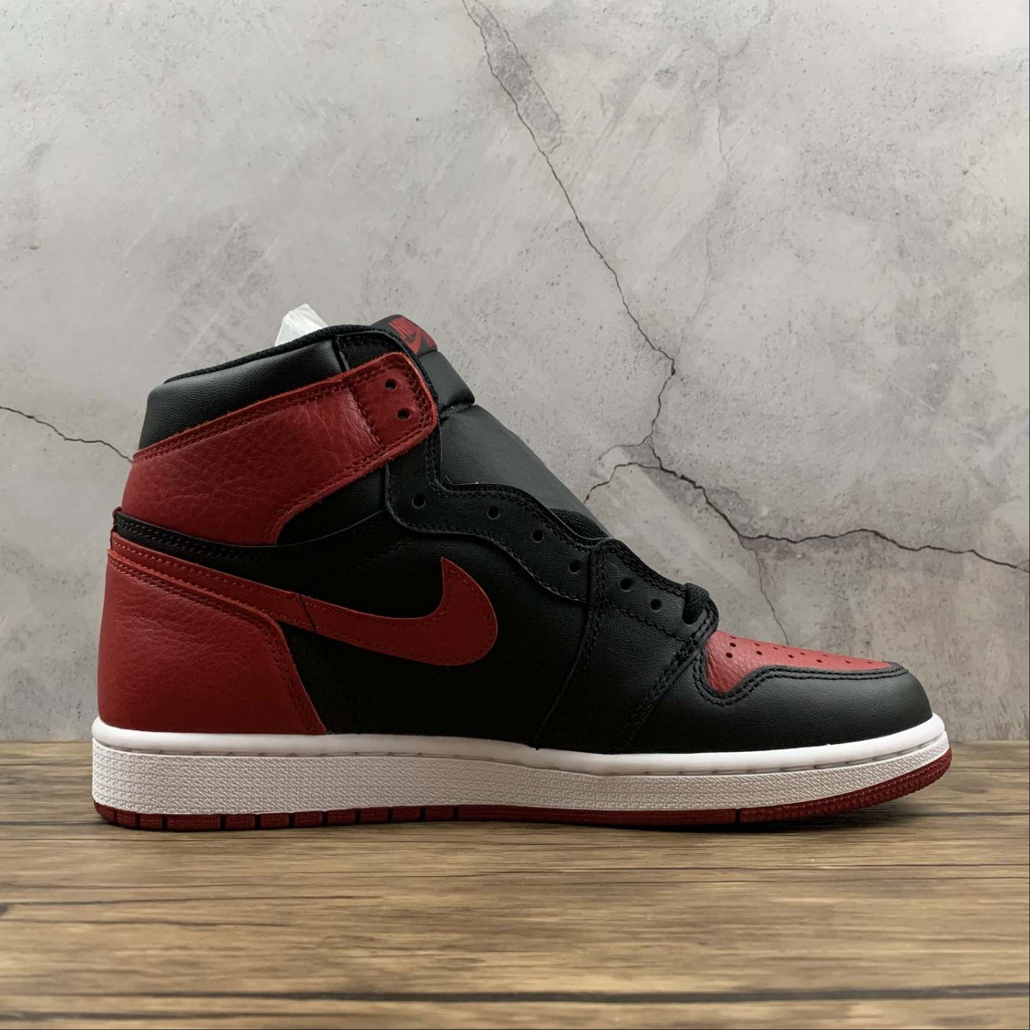 Air Jordan 1 Retro High OG 'Banned' 2016 - 555088 001