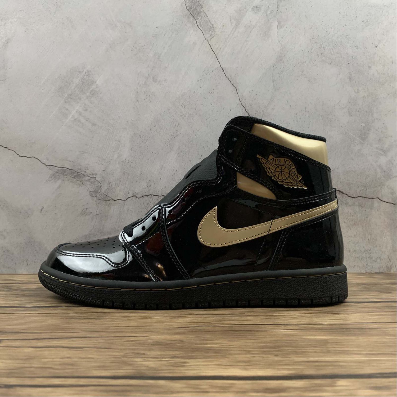 Jordan 1 Retro High Black Metallic Gold (2020) - 555088-032