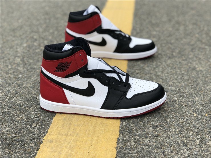 Air Jordan 1 Retro High OG 'Black Toe' 2016 555088 125
