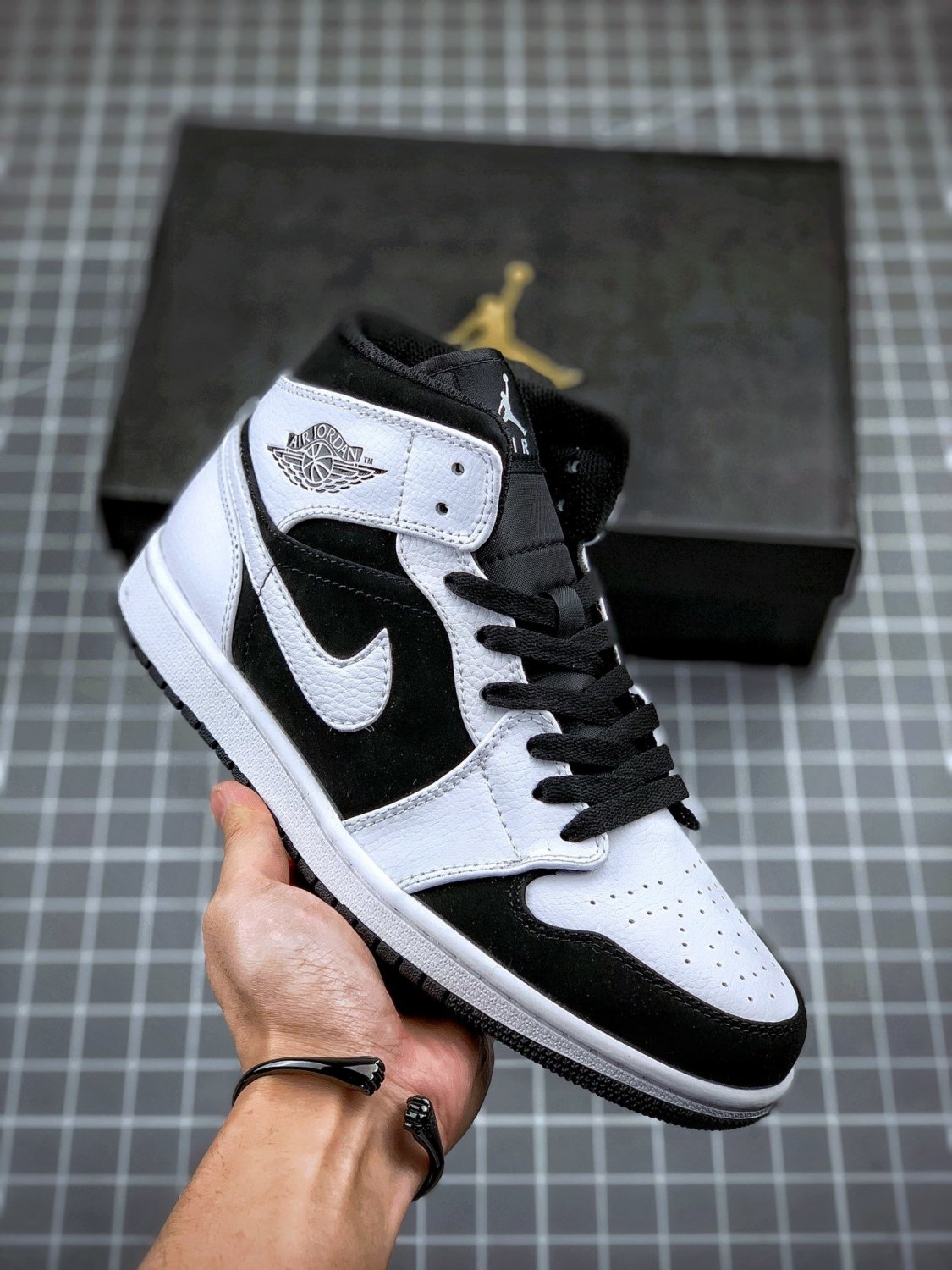 nike air jordan 1 mid tuxedo