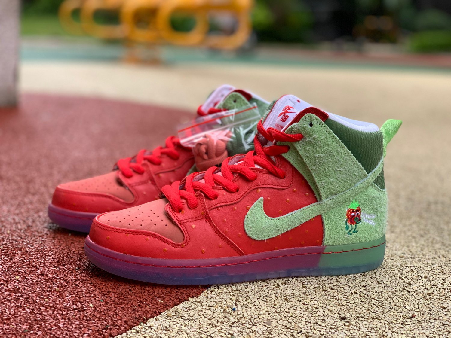 Nike Dunk High SB Strawberry Cough CW7093-600