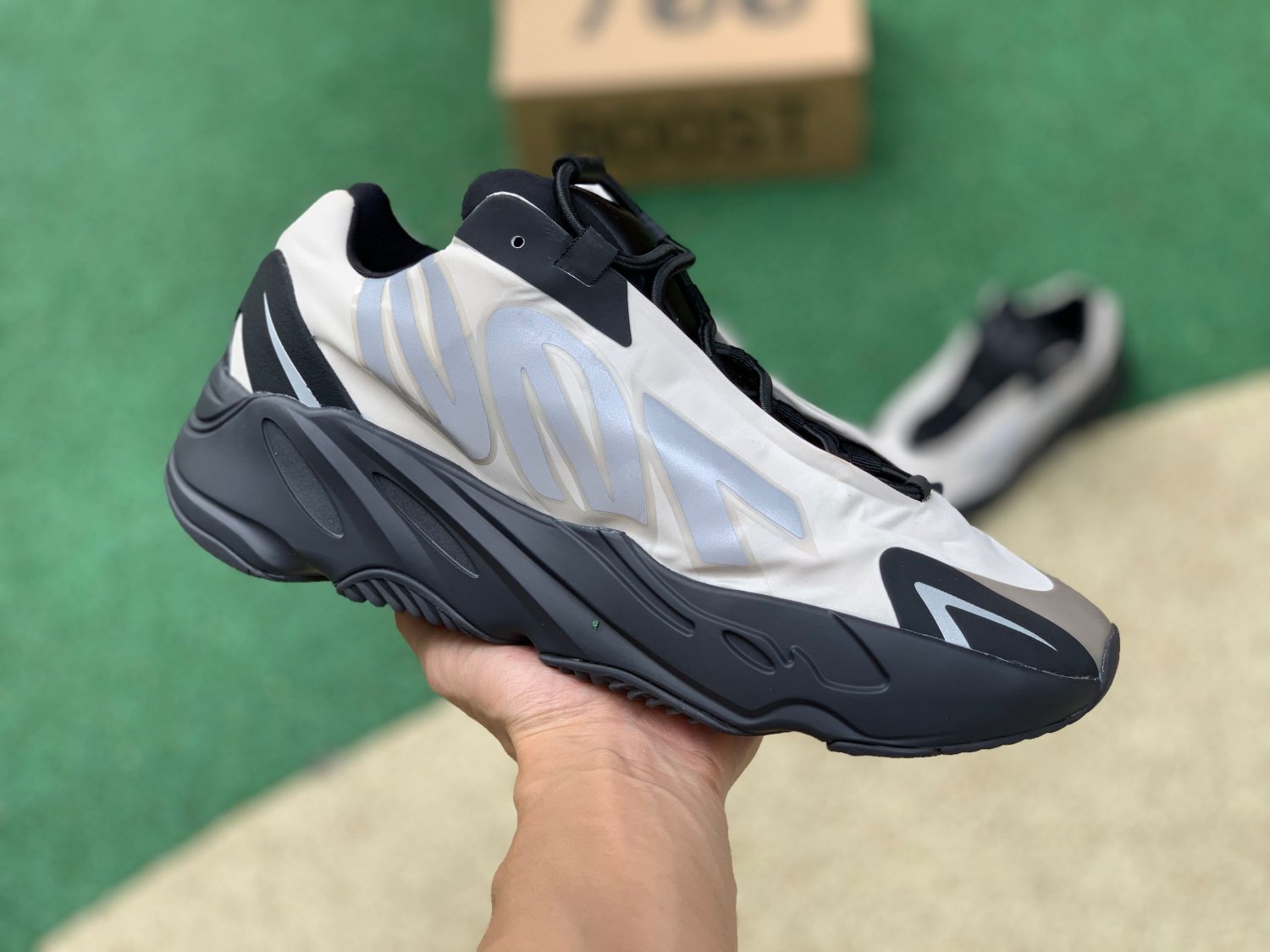 Adidas Yeezy 700 MNVN FY3729