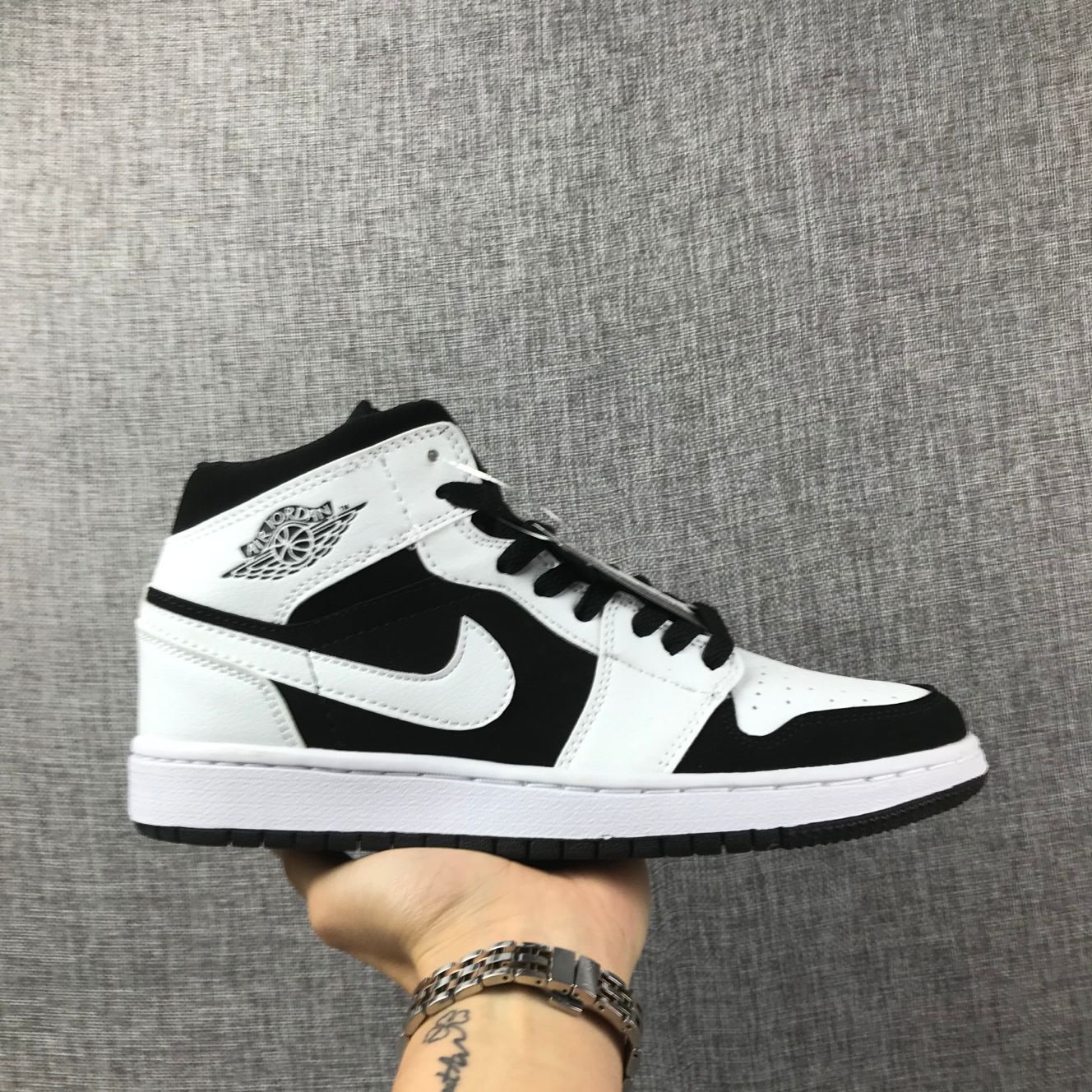 air jordan 1 retro mid tuxedo