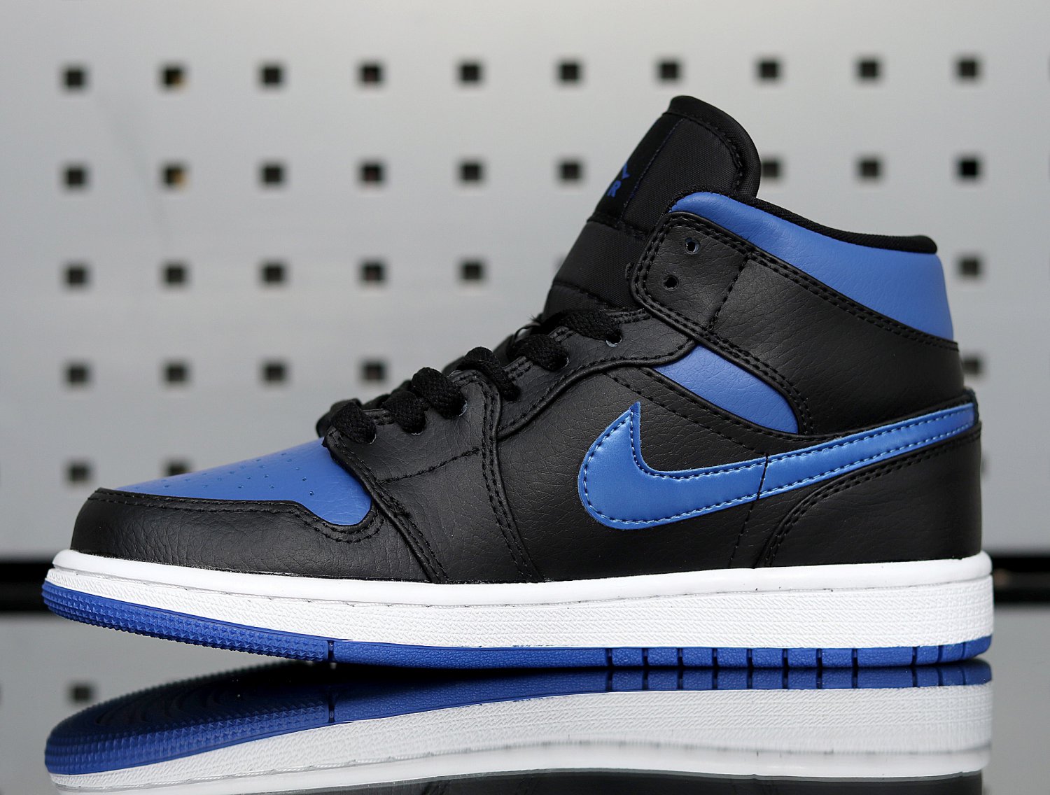 Air Jordan 1 Mid 'Black Hyper Royal' 554724 068