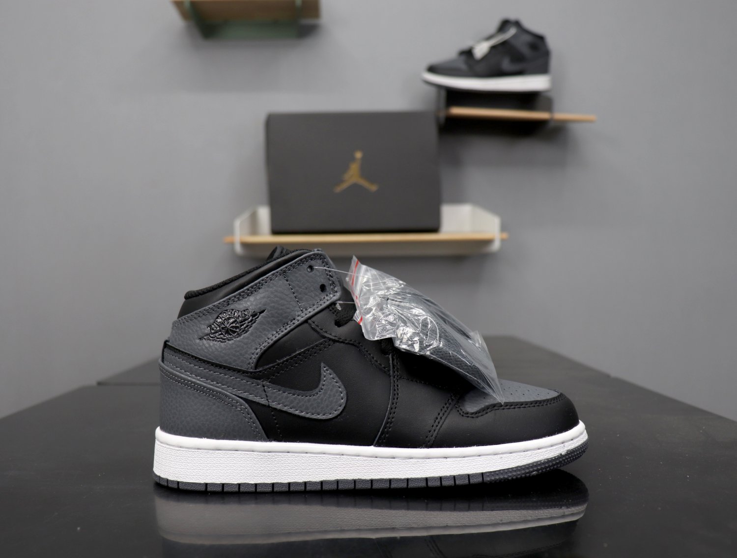 Air Jordan 1 Retro Mid 'Black Dark Grey' 554725 041