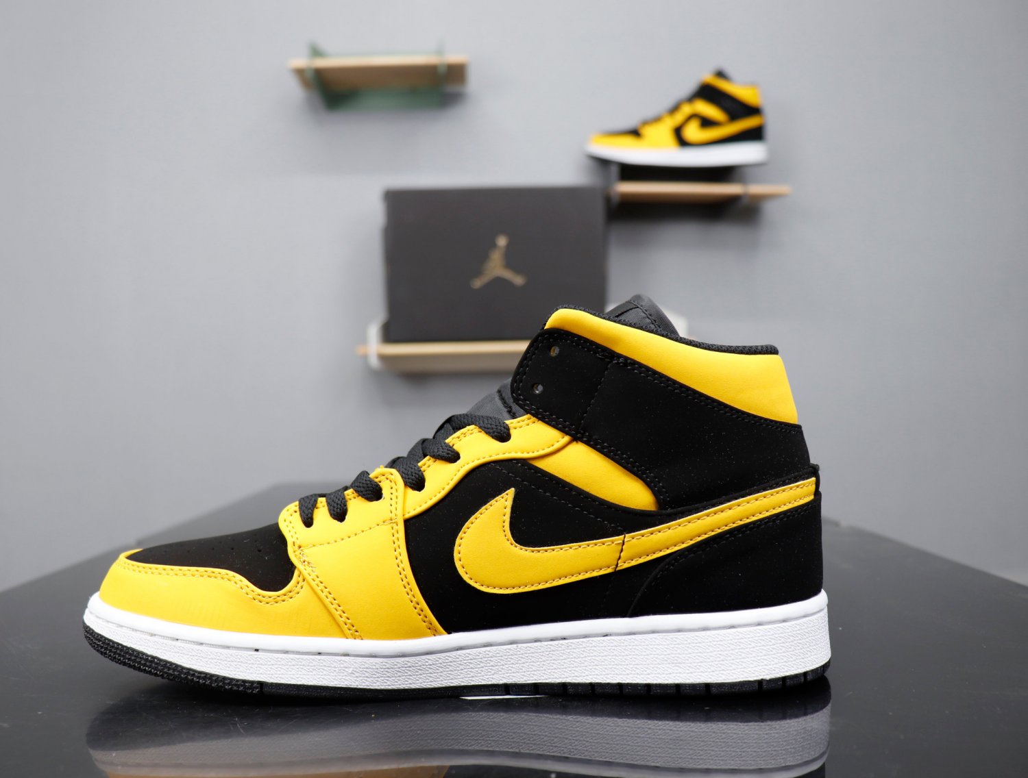 Air Jordan 1 Retro Mid 'Reverse New Love' 554724 071