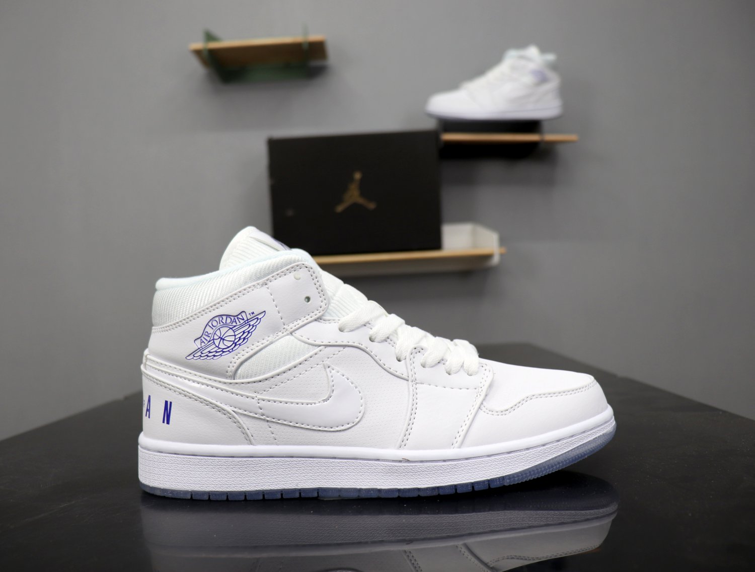 Air Jordan 1 Retro Mid 'White Concord 