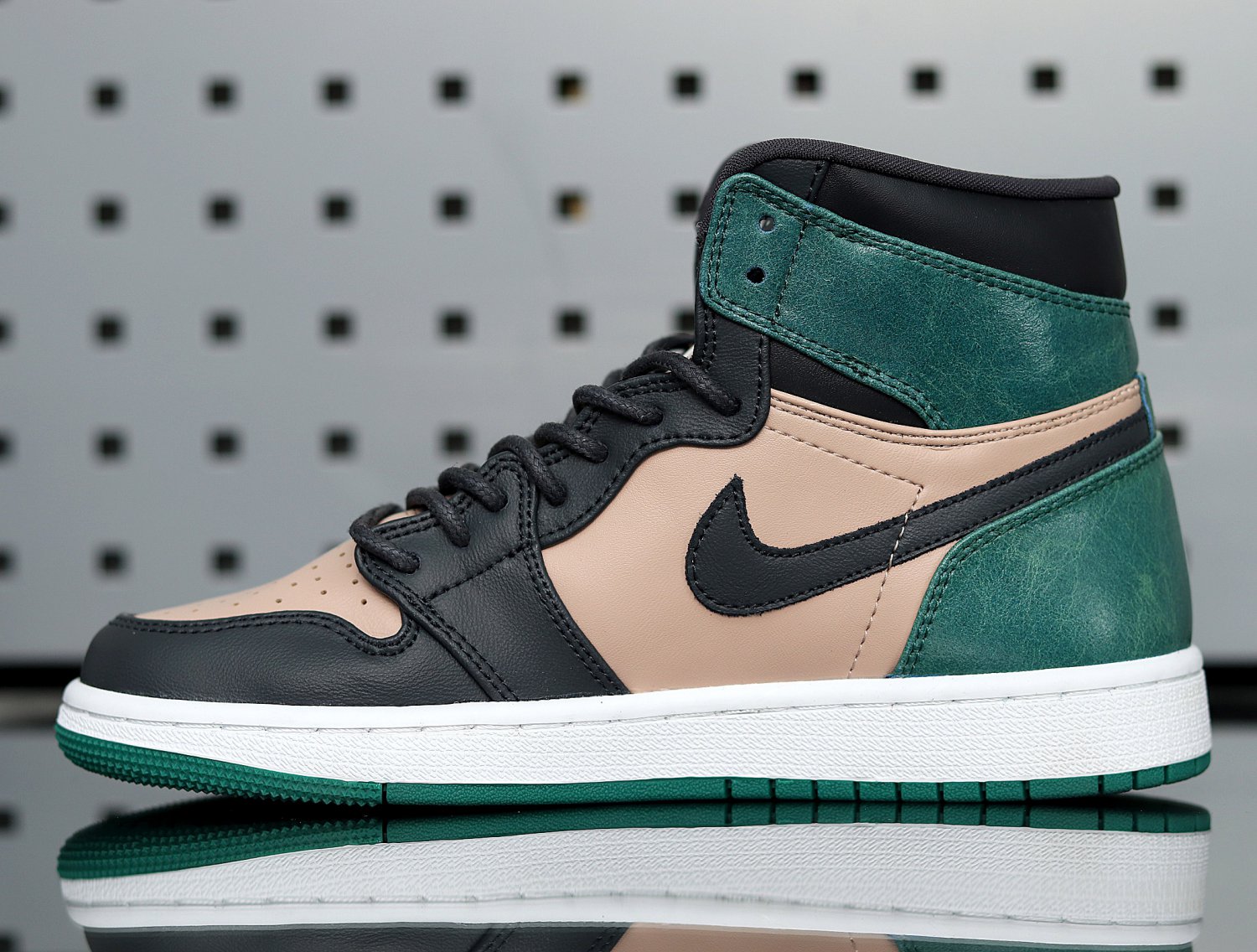 Wmns Air Jordan 1 High Premium 'Mystic Green' AH7389 203