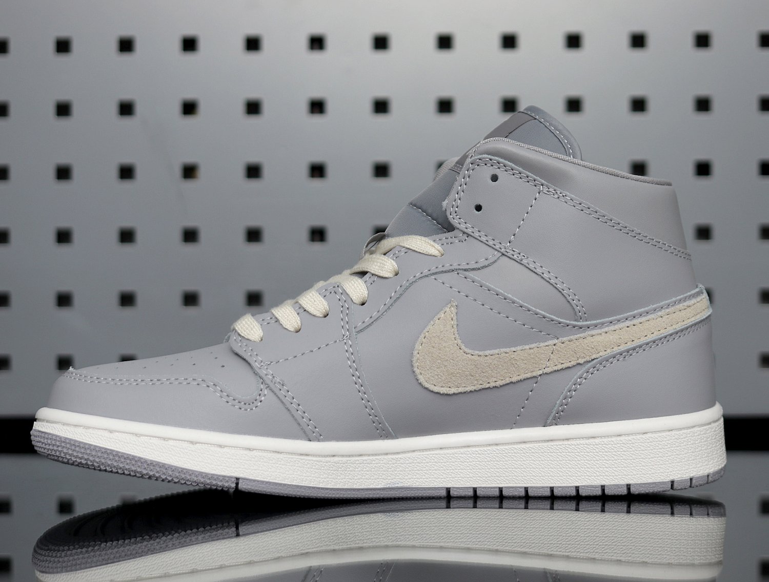Wmns Air Jordan 1 Mid 'Grey Light Bone' CD7240 002
