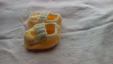 Yellow side buttoned loafers for newborns