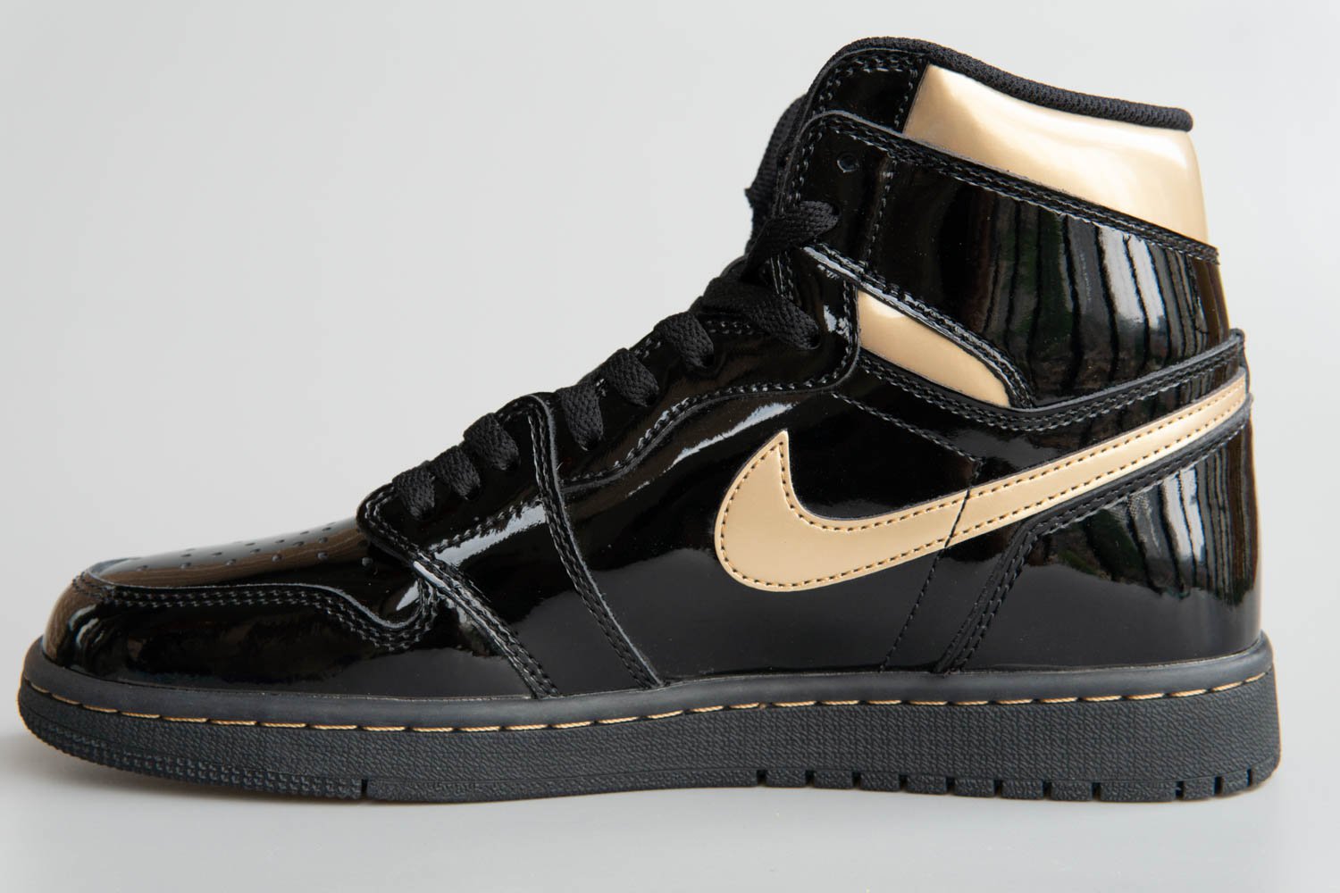 jordan high black metallic gold