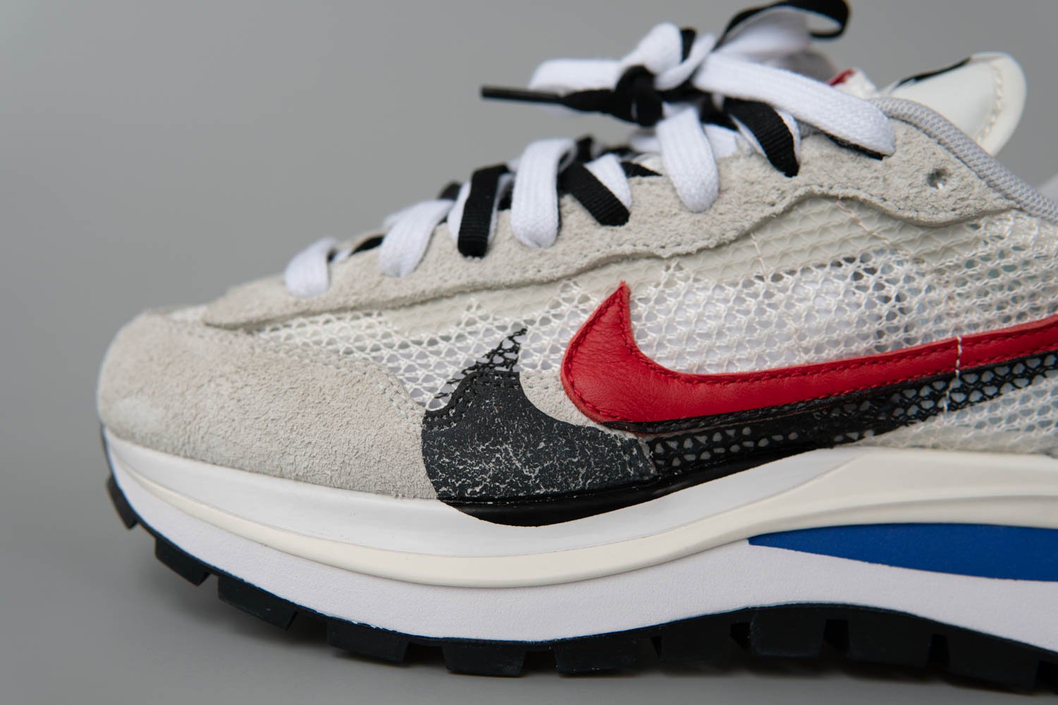 sacai x nike vaporwaffle sail sport fuchsia