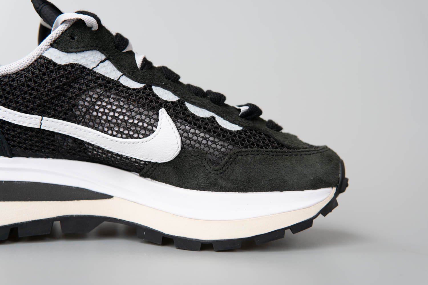 black and white nike sacai waffle