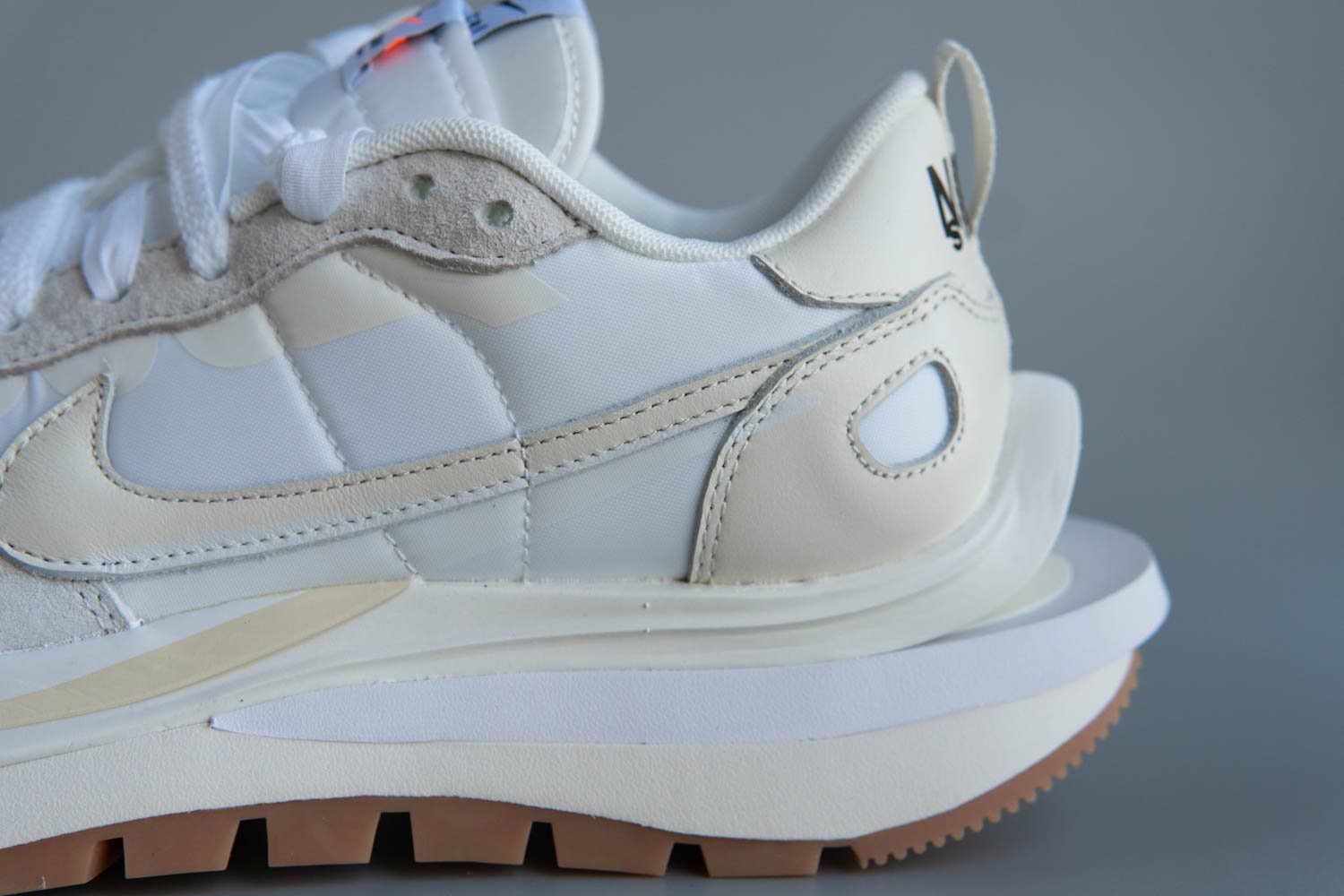 nike vaporwaffle sacai sail gum