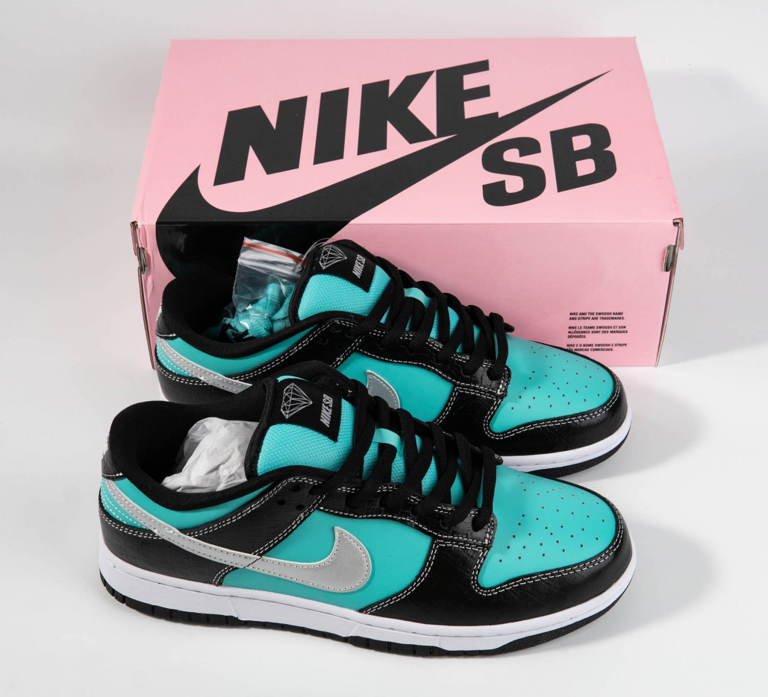 sb dunk low diamond supply