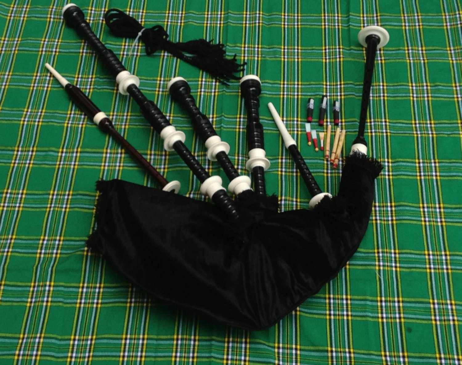 GREAT SCOTTISH HIGHLAND BAGPIPE ROSEWOOOD IMMMATION IVORY MOUNT BLACK COLOR