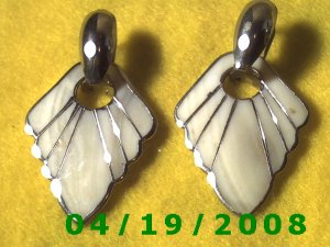 Gold Pierced Earring w/Shell    Q3050