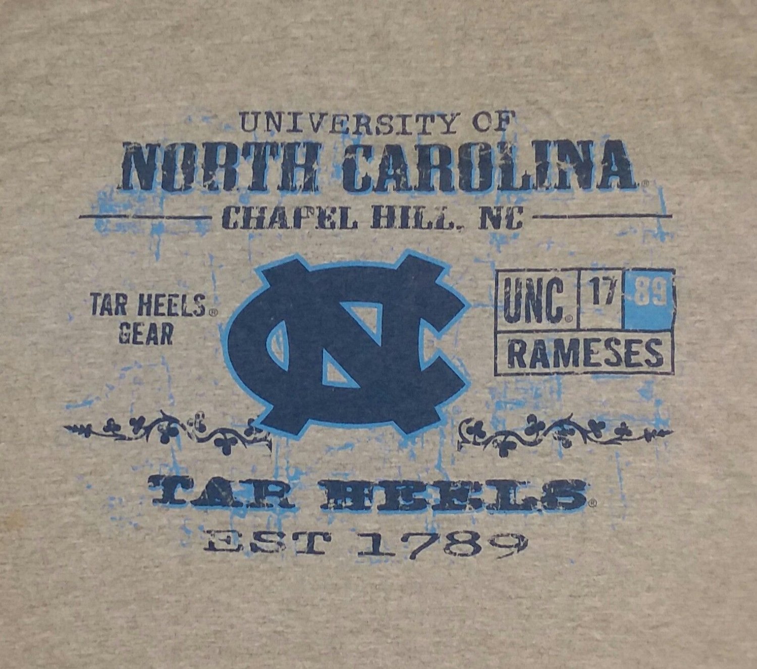 NORTH CAROLINA TAR HEELS COLLEGE t shirt M basketball football C2