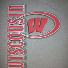 Wisconsin Badgers Football Team gray t shirt L college russell wilson basketball
