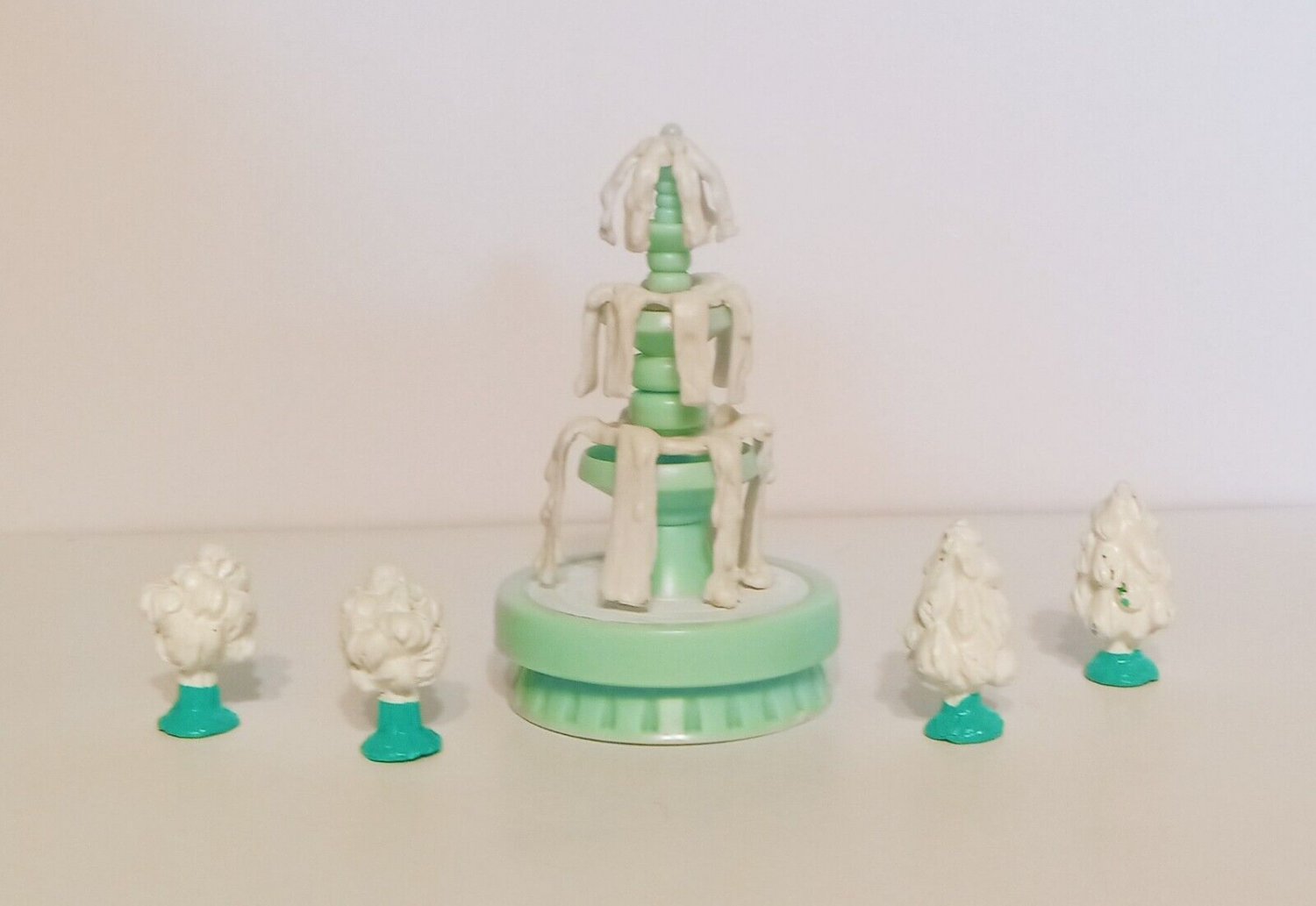 vintage Boley Frozen blue water fountain with snow white bush Polly Pocket Size