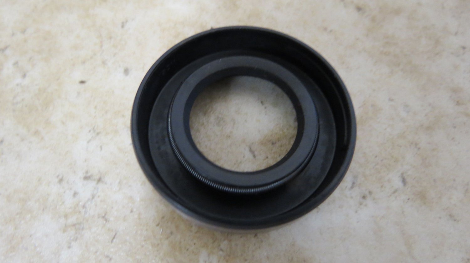 NOS OEM BRIGGS & STRATTON GEAR REDUCTION PTO SHAFT OIL SEAL 19011 691582