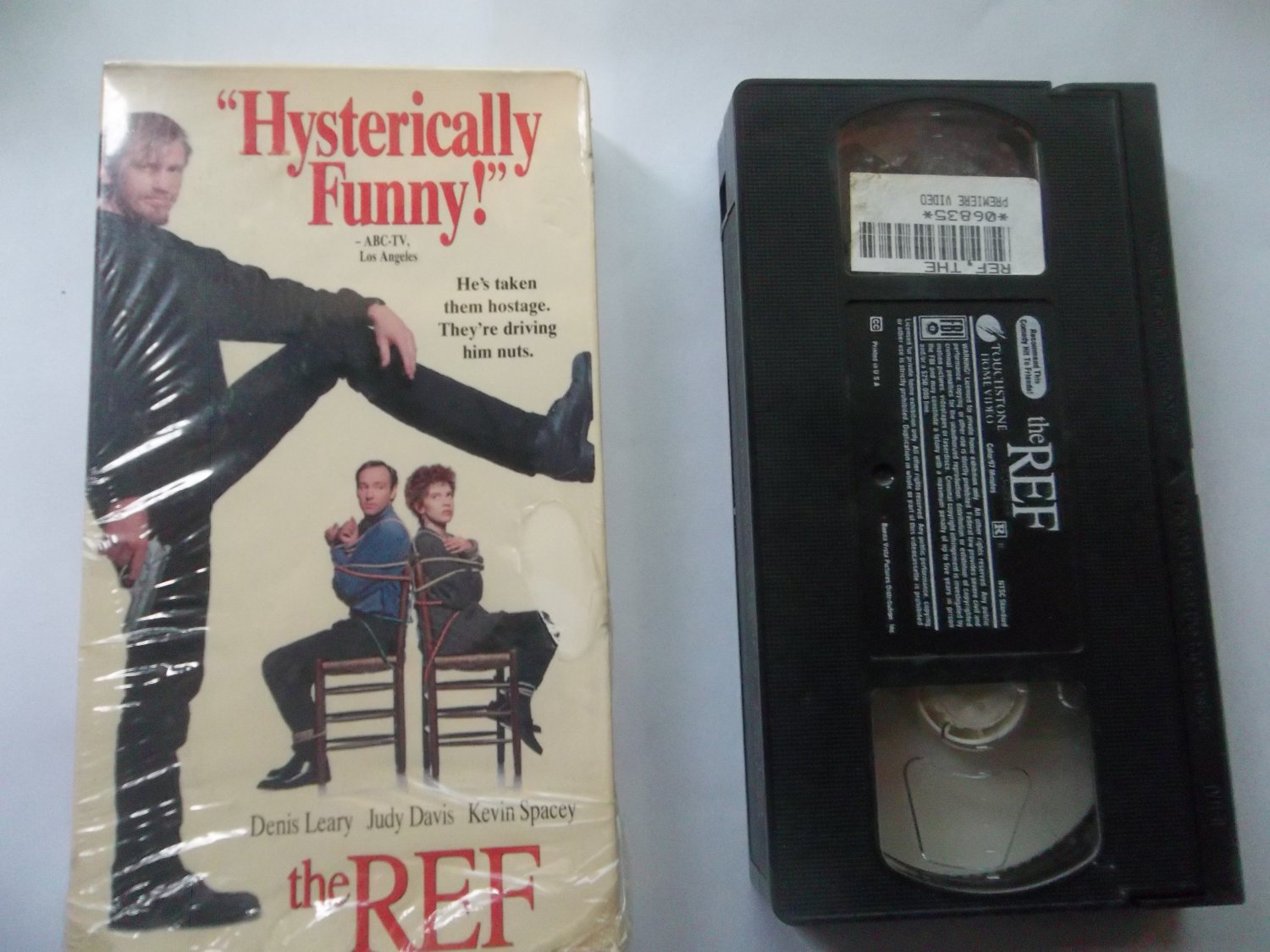 THE REF (VHS, FAST SHIPPING!) DENIS LEARY (COMEDY/THRILLER), PLUS FREE GIFT