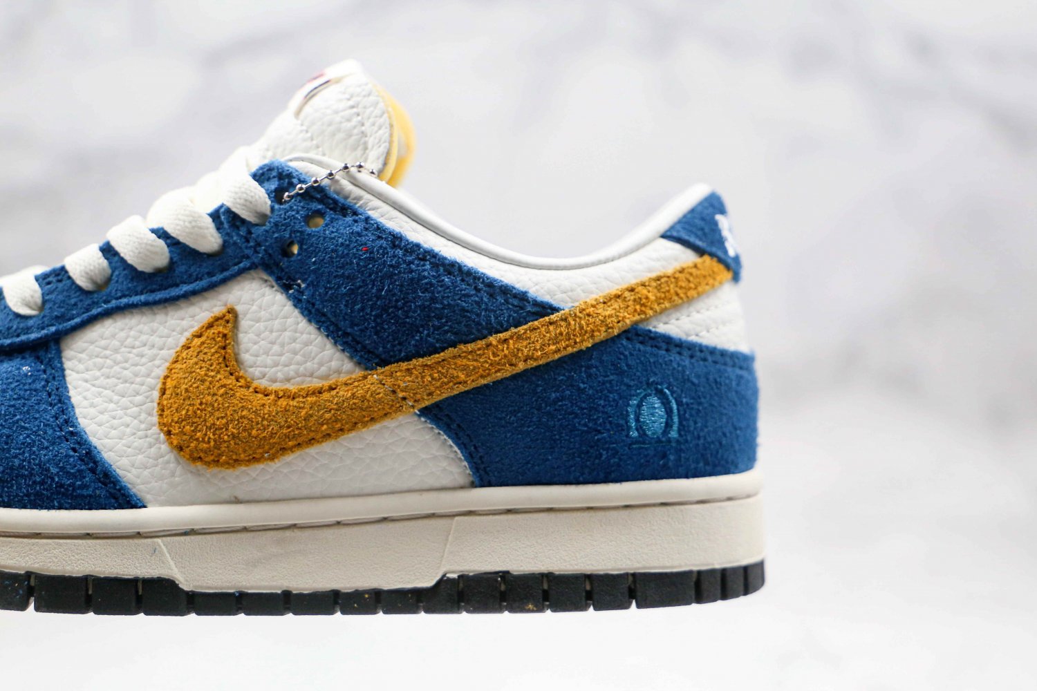 stores that sell dunk lows