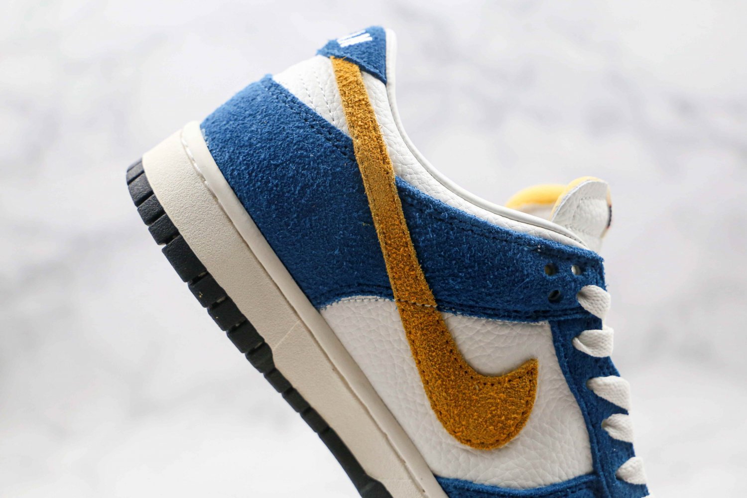 stores that sell dunk lows