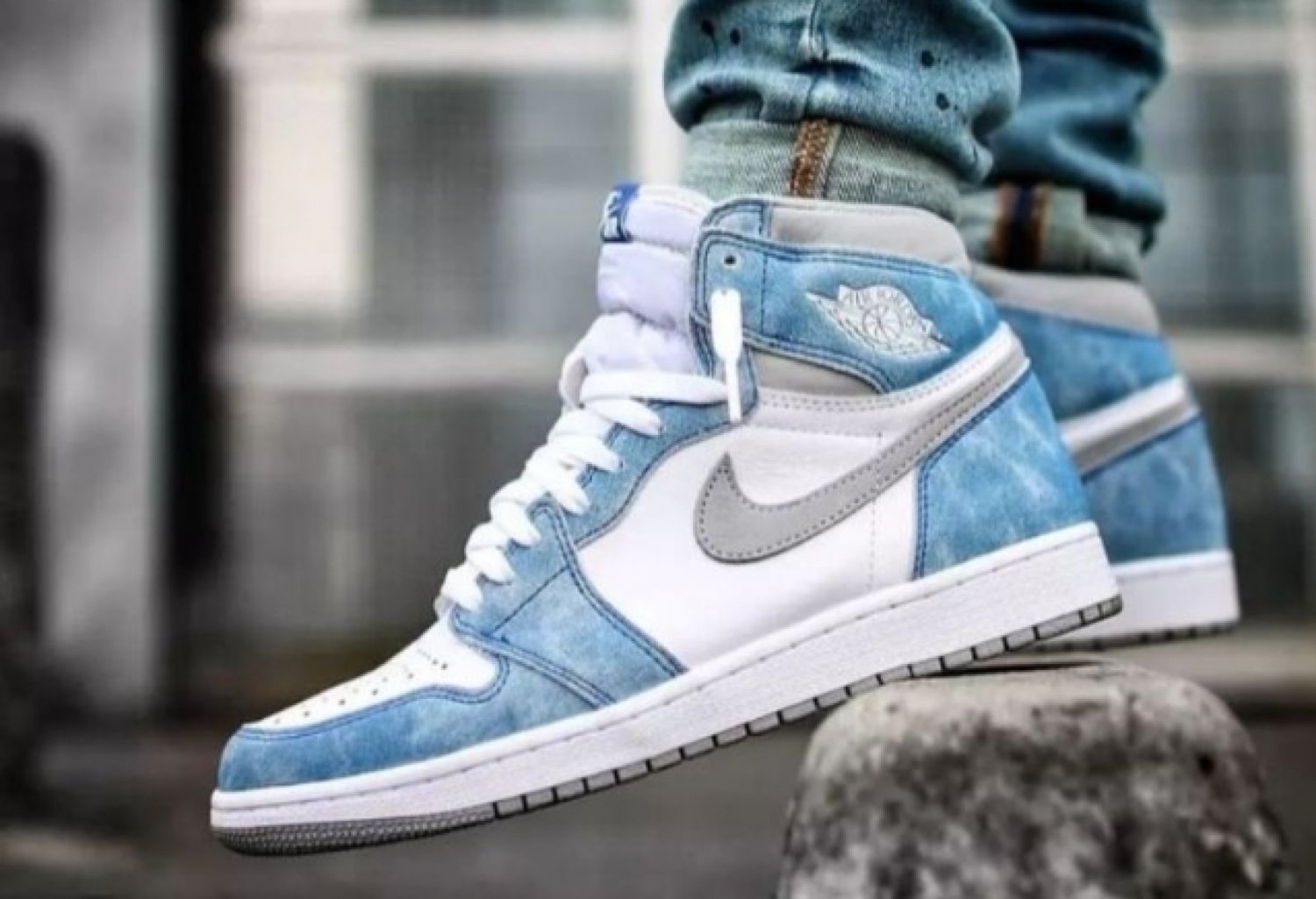 Jordan 1 Mid Hyper Royal