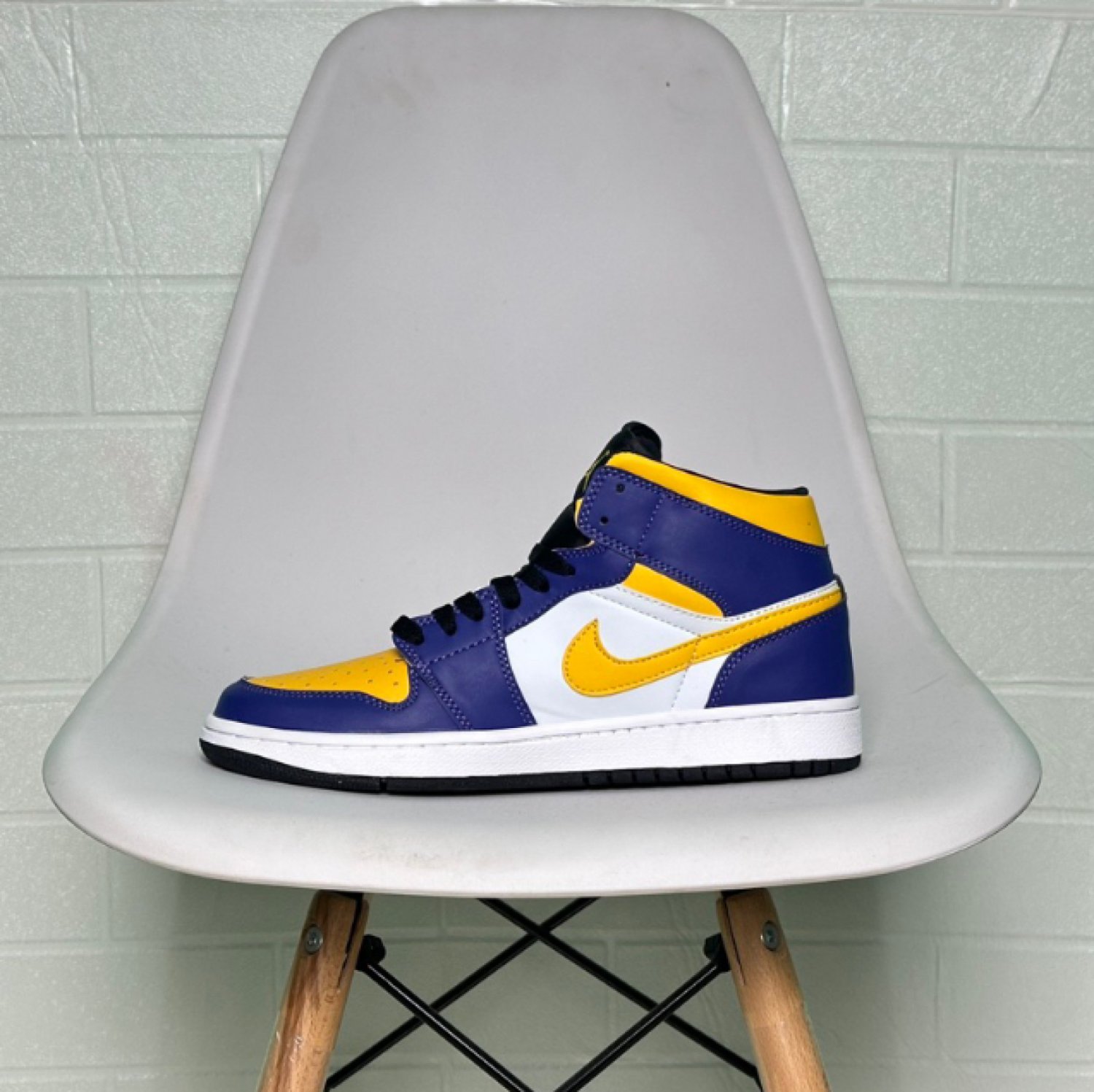 Jordan 1 Mid Lakers