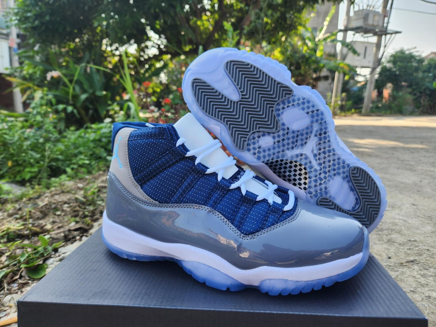 Jordan 11 Grey Navy