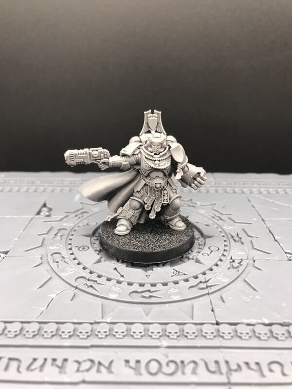1pcs Captain With Power Fist Primaris Space Marines Ultramarines Warhammer Resin Models 1/32 scale