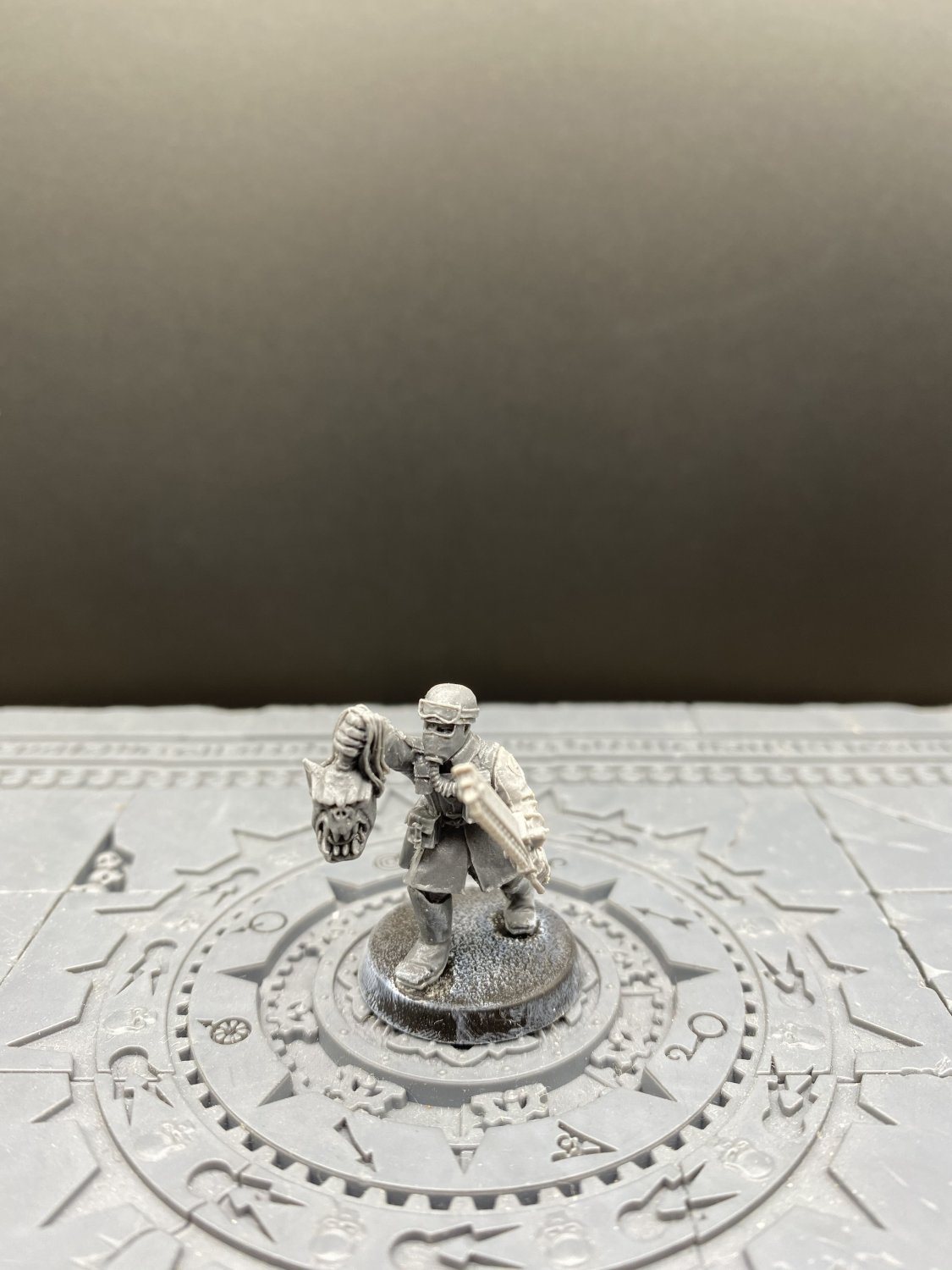 1pcs Captain Armageddon Steel Legion Imperial Guard Warhammer Resin Model 1/32 Action Figures