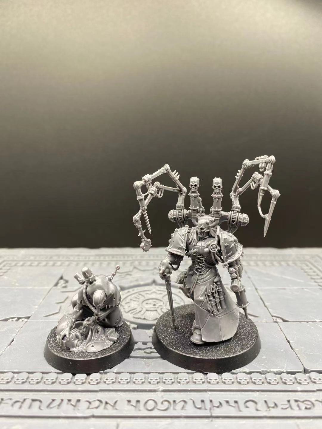 2pcs Fabius Bile & Surgeon Acolyte Apothecary Chaos Space Marine Warhammer Resin Model 1/32 Figures