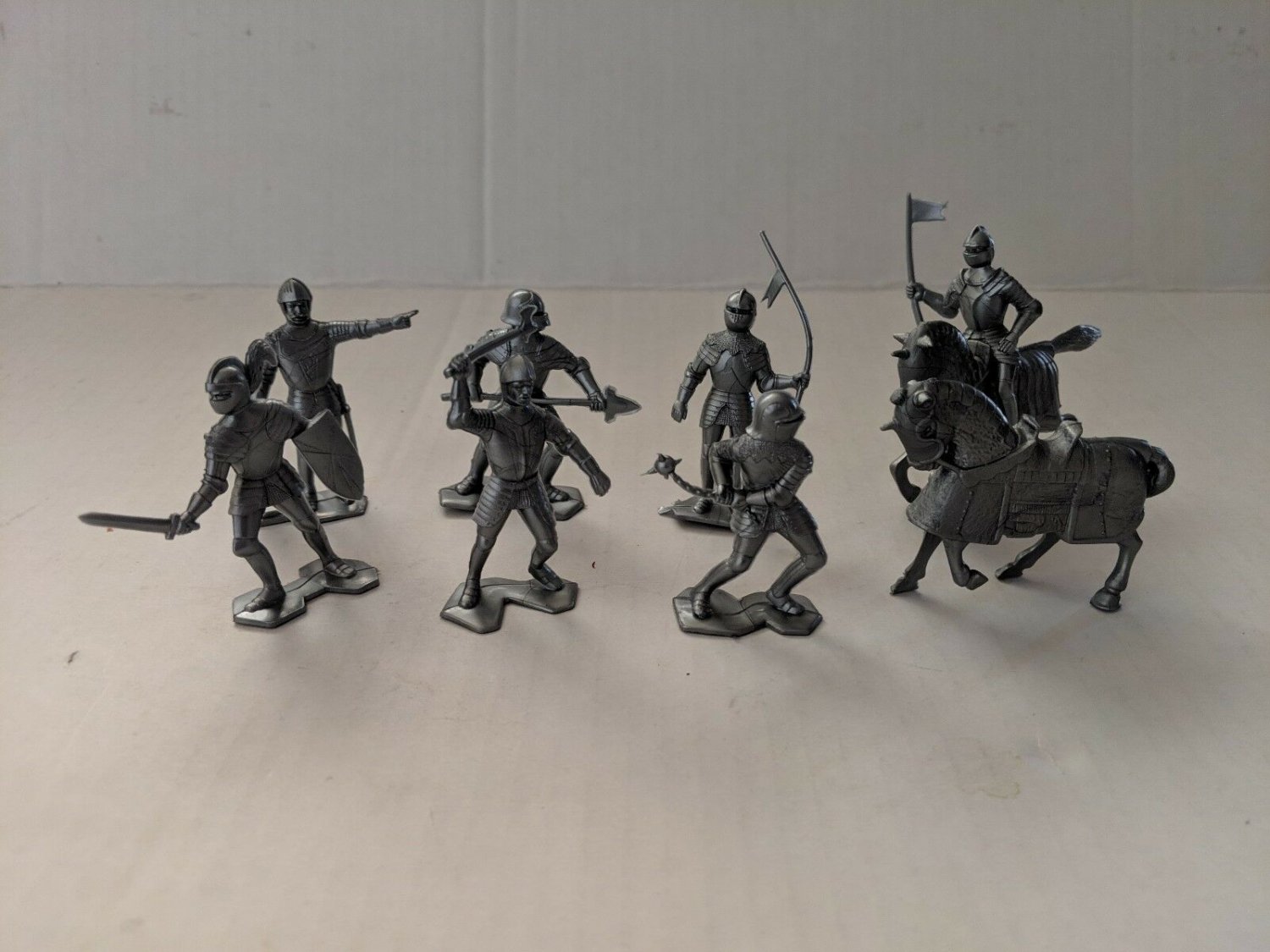 Marx reissue Castle Noble Knights (Silver)  figures with horses(18) pcs