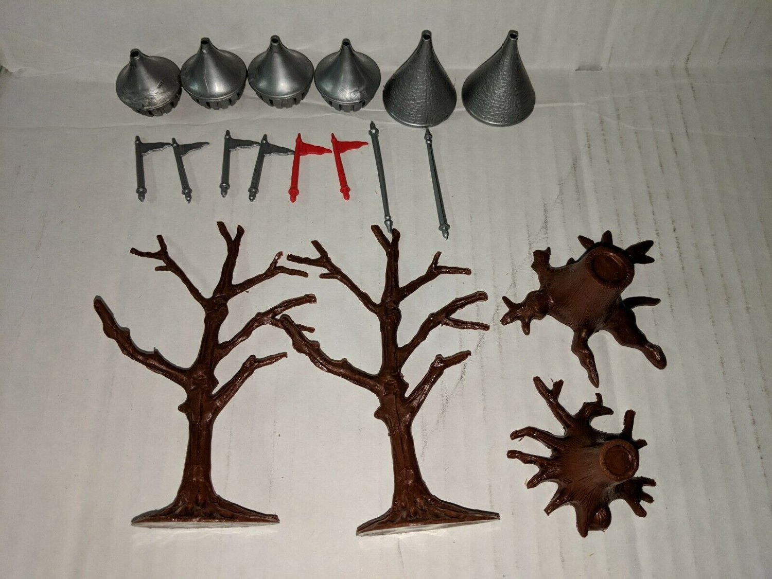 Marx reissue Castle thin keep turrets, flag pole, & pennants with Trees