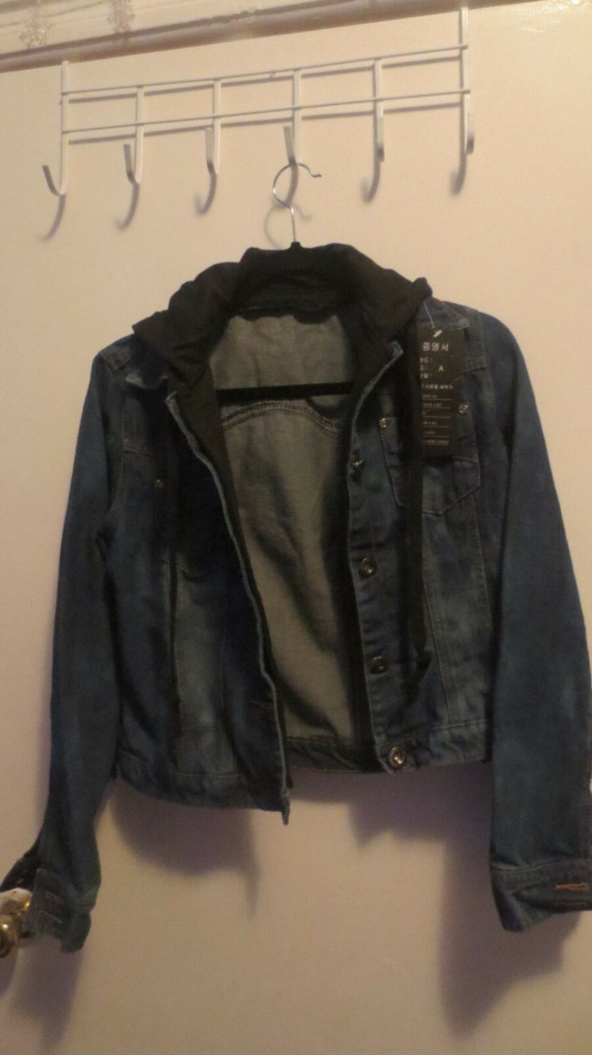 Hooded crop denim jacket