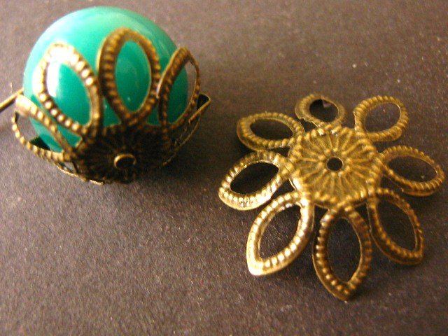 Spike Flower Bead Caps 22mm Antique Bronze