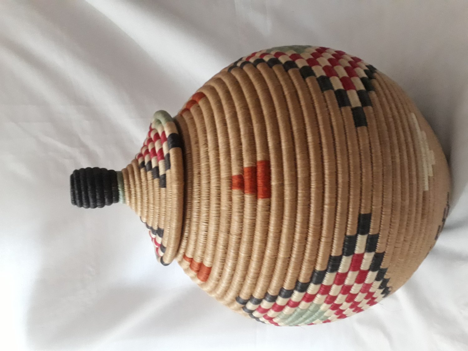Woven lid basket