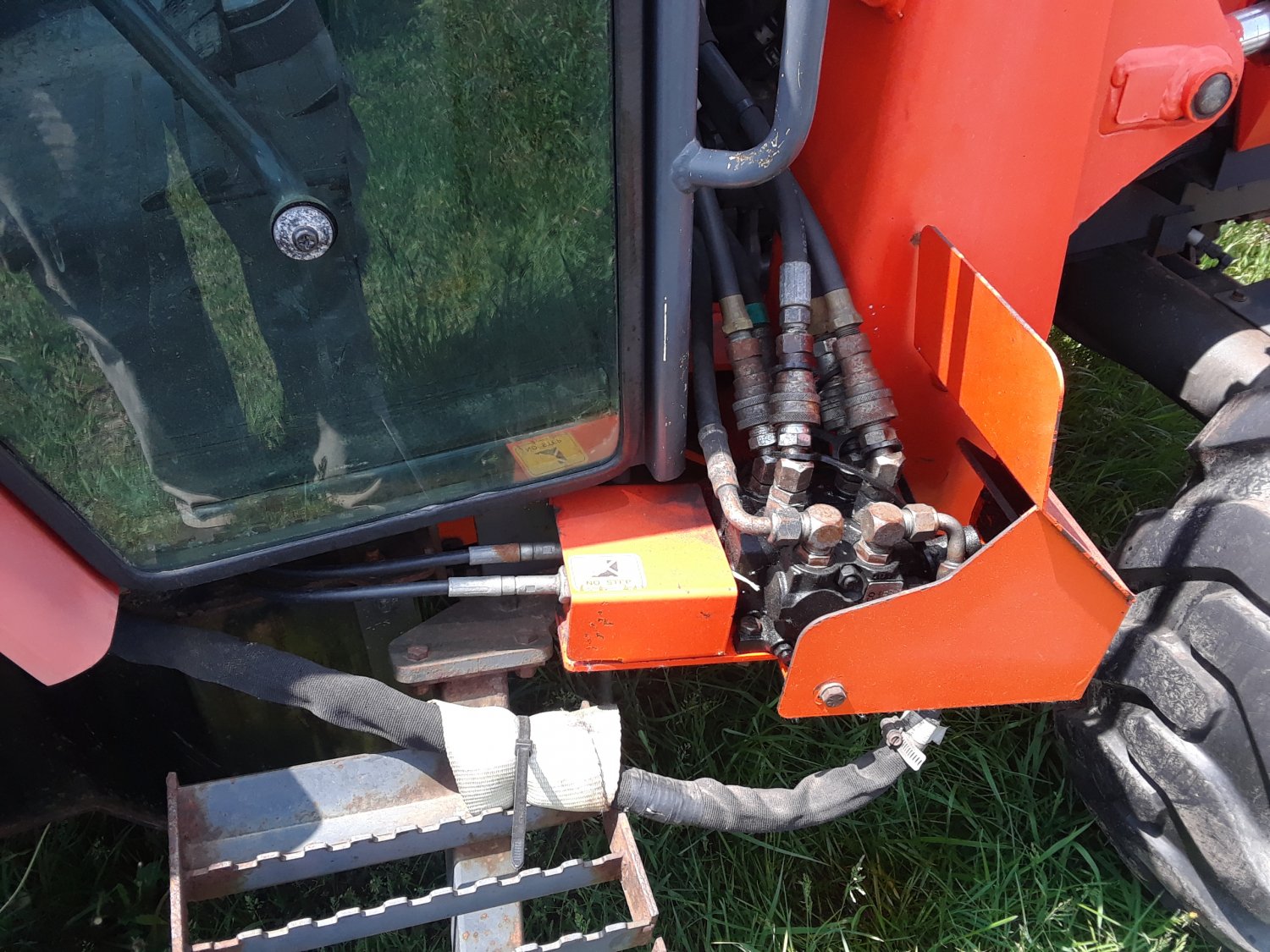 KUBOTA M5700 / M5700SDC 4WD TRACTOR / LA1002 FRONT LOADER 1540 HOURS