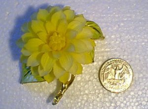 Goldtone & Enamel Yellow Flower Pin w Strange Petals