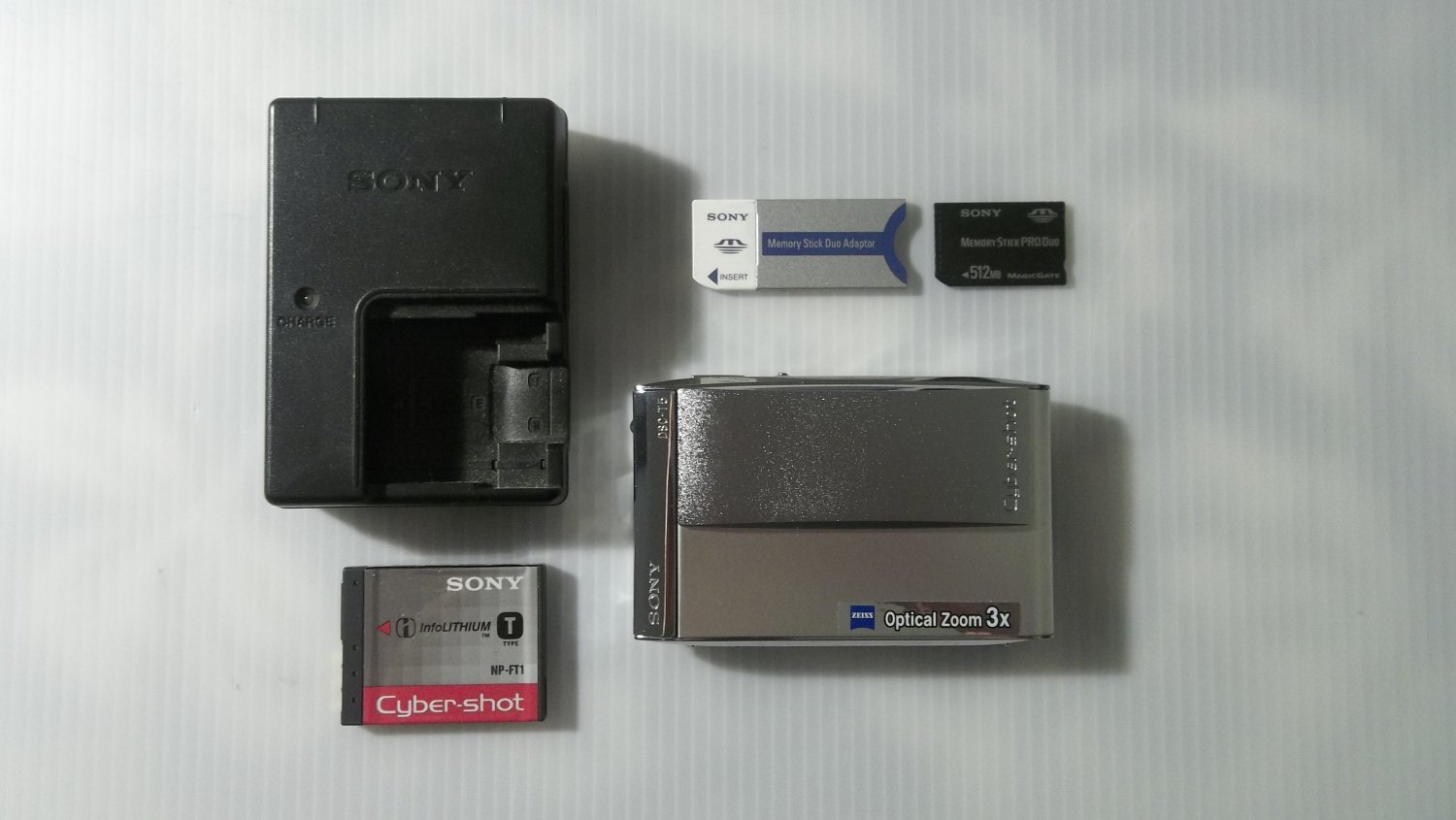 Sony Cybershot DSCT5 Digital Camera 3x Optical Carl Zeiss